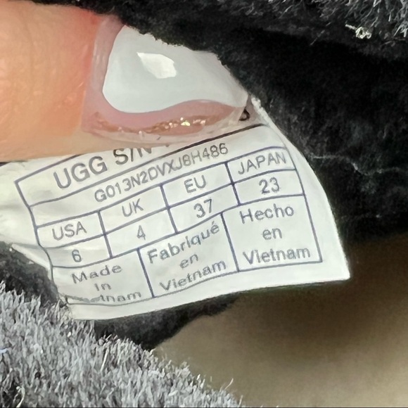 UGG Women's Fluff Mini Quilted Boots US6/EUR37 Black w/ White Logo Heel $160 - Picture 7 of 10